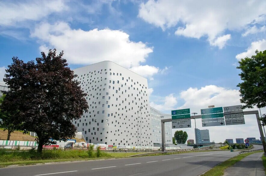 Office in La Madeleine for lease - Building Photo - Image 2 of 18