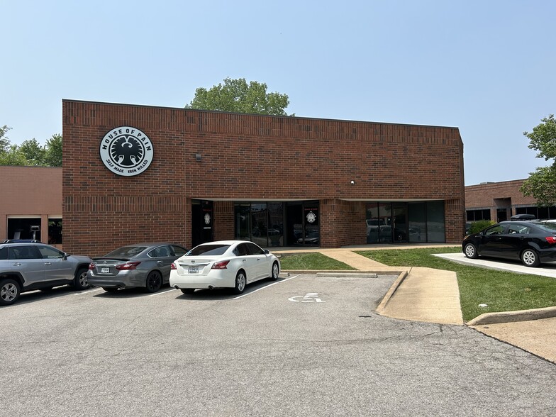 251-253 Chesterfield Industrial Blvd, Chesterfield, MO for lease - Building Photo - Image 3 of 28