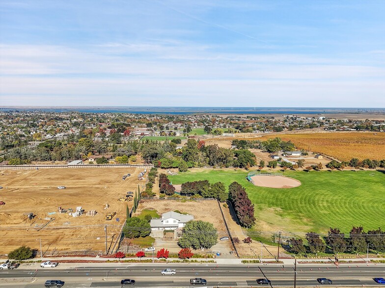 950 Laurel Rd, Oakley, CA for lease - Building Photo - Image 1 of 1