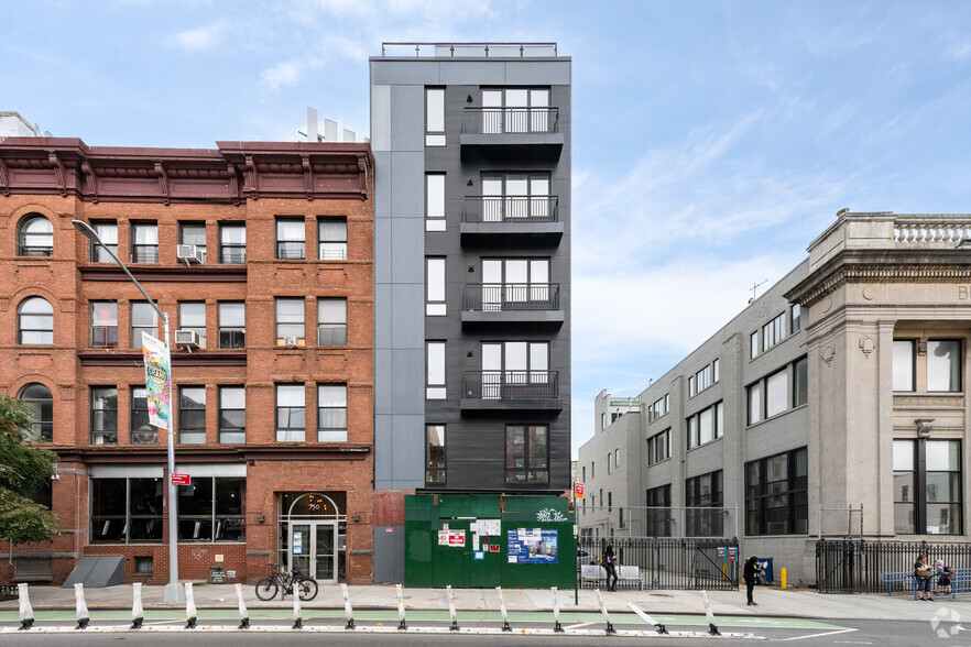 738 Grand St, Brooklyn, NY for lease - Building Photo - Image 3 of 6