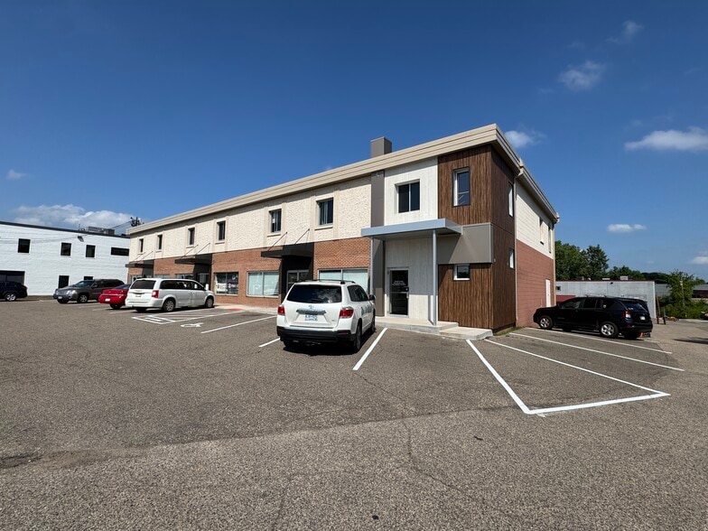 441-445 NW Old Highway 8, New Brighton, MN for lease - Building Photo - Image 1 of 17
