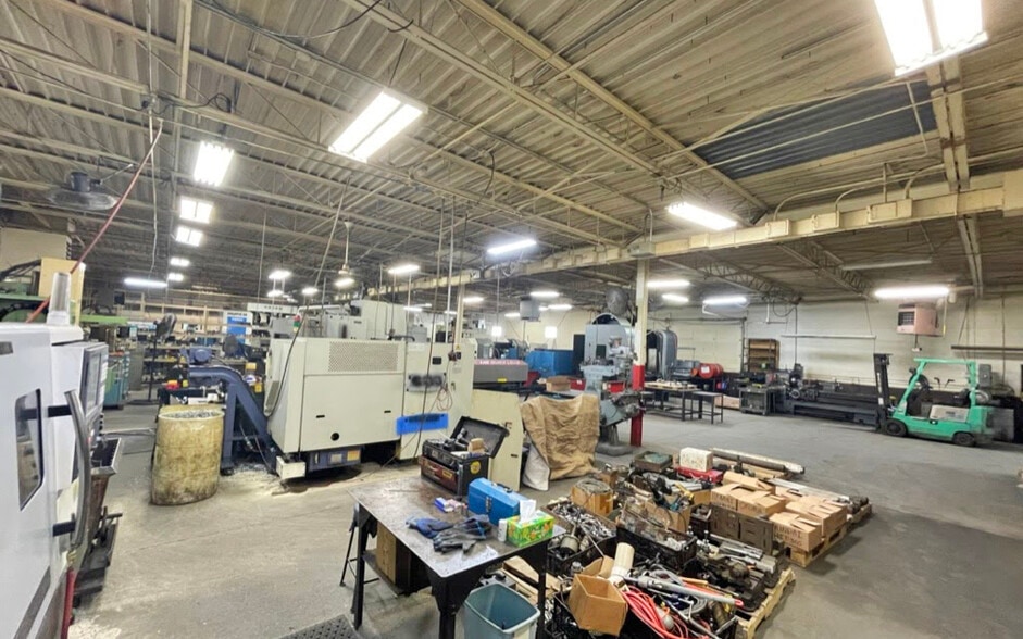 15642 Common Rd, Roseville, MI for sale - Building Photo - Image 3 of 7