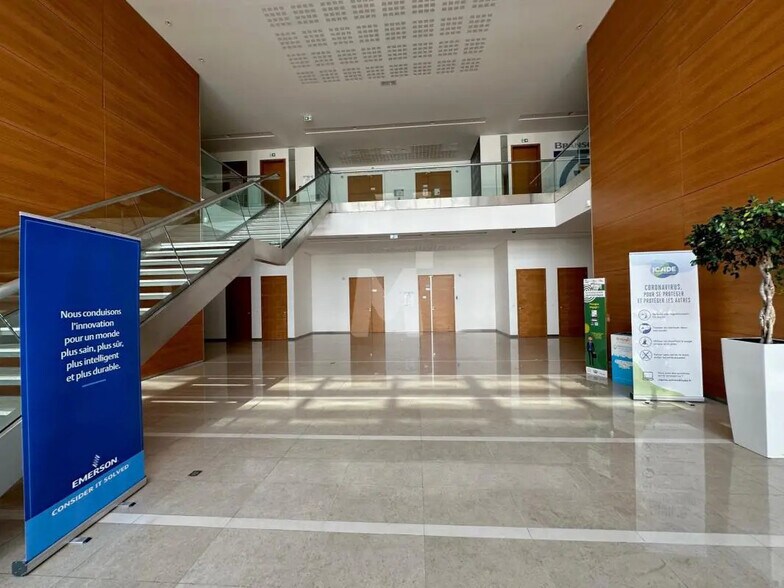 Office in Rungis for lease - Building Photo - Image 2 of 10