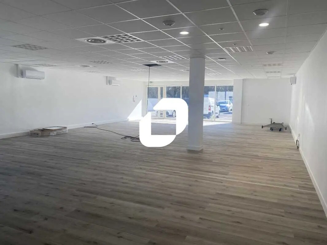 Office in Canéjan for lease Interior Photo- Image 1 of 15