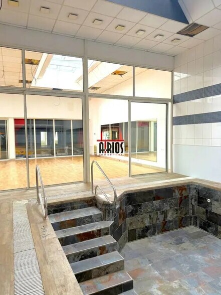 Retail in Hyères for sale - Building Photo - Image 1 of 7