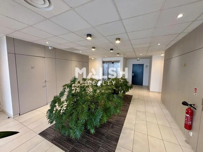 Office in Lyon for sale - Lobby - Image 2 of 12