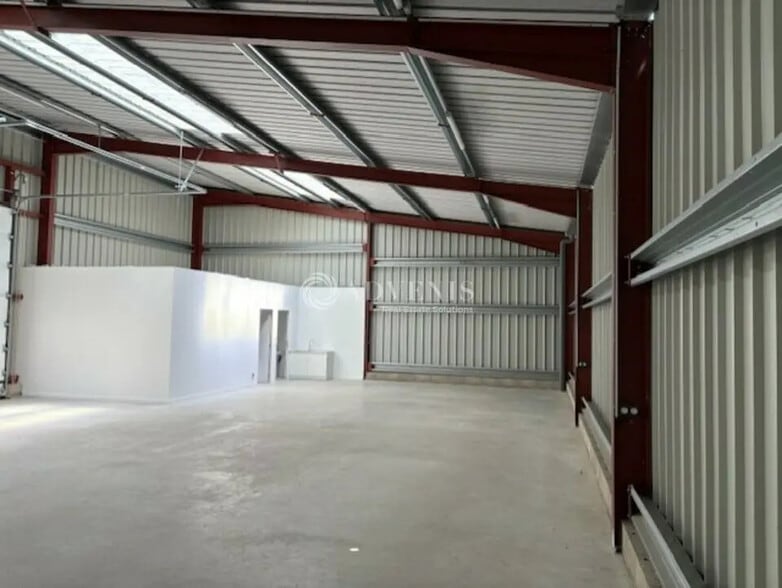 Flex in Vendôme for lease - Interior Photo - Image 3 of 4