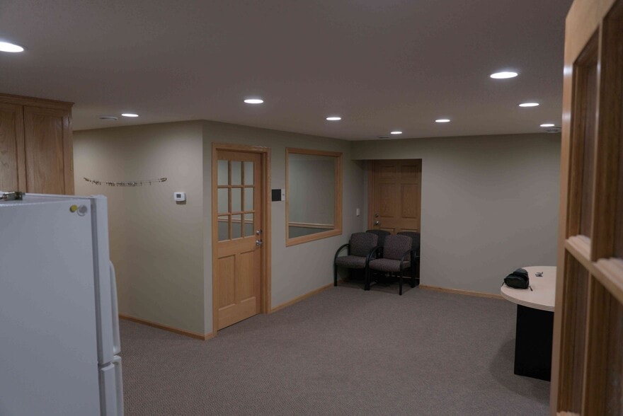 8925-8929 Aztec Dr, Eden Prairie, MN for lease - Interior Photo - Image 3 of 30