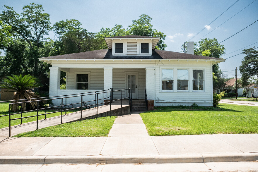 1119 Smith St, Waller, TX for lease - Building Photo - Image 2 of 4