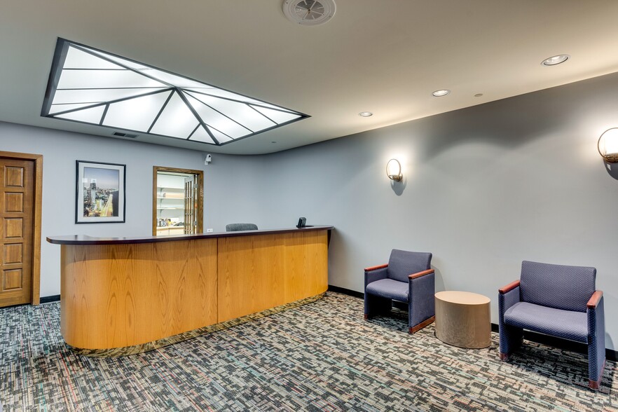 340 W Butterfield Rd, Elmhurst, IL for lease - Interior Photo - Image 2 of 4