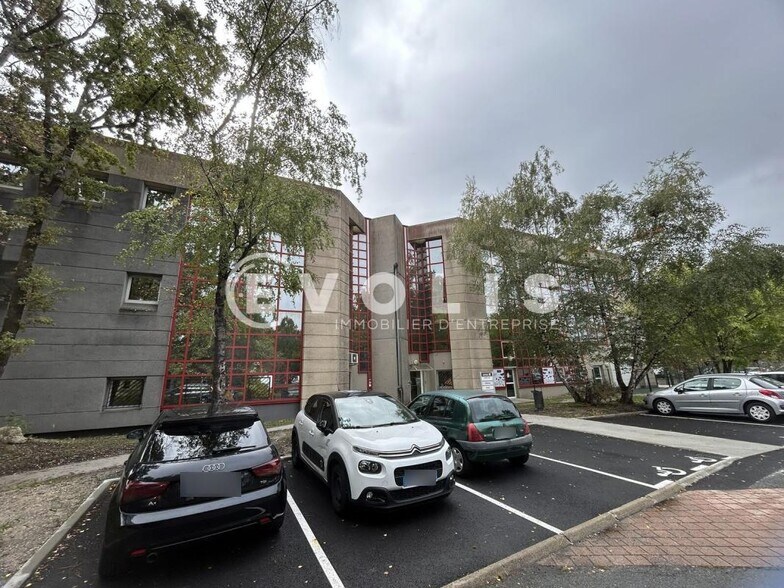 Office in Pessac for lease - Building Photo - Image 1 of 3