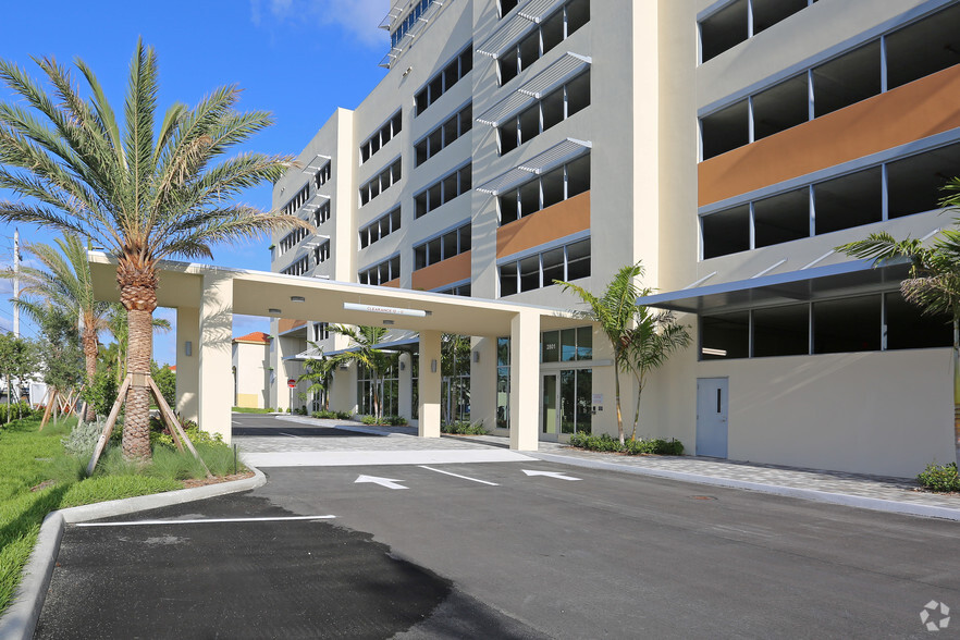 2801 NE 213th St, Aventura, FL for lease - Building Photo - Image 1 of 7