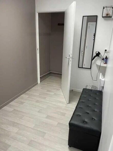 Flex in Creil for lease - Interior Photo - Image 3 of 4