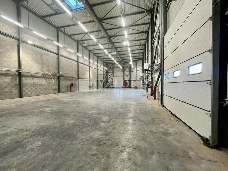 Flex in Dagneux for lease - Interior Photo - Image 3 of 4