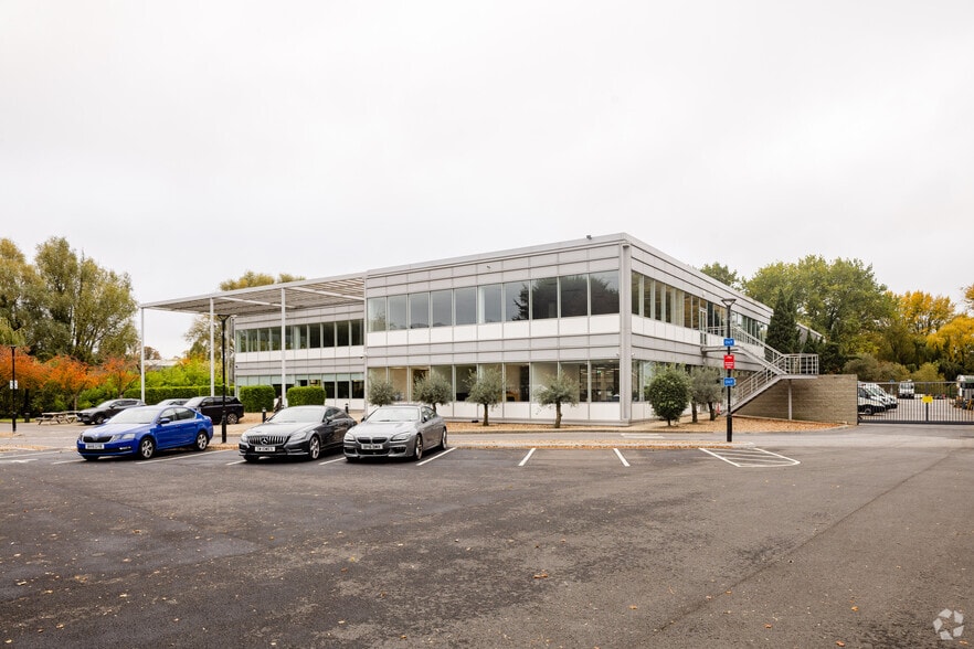 Oxford Rd, Uxbridge for lease - Primary Photo - Image 1 of 38