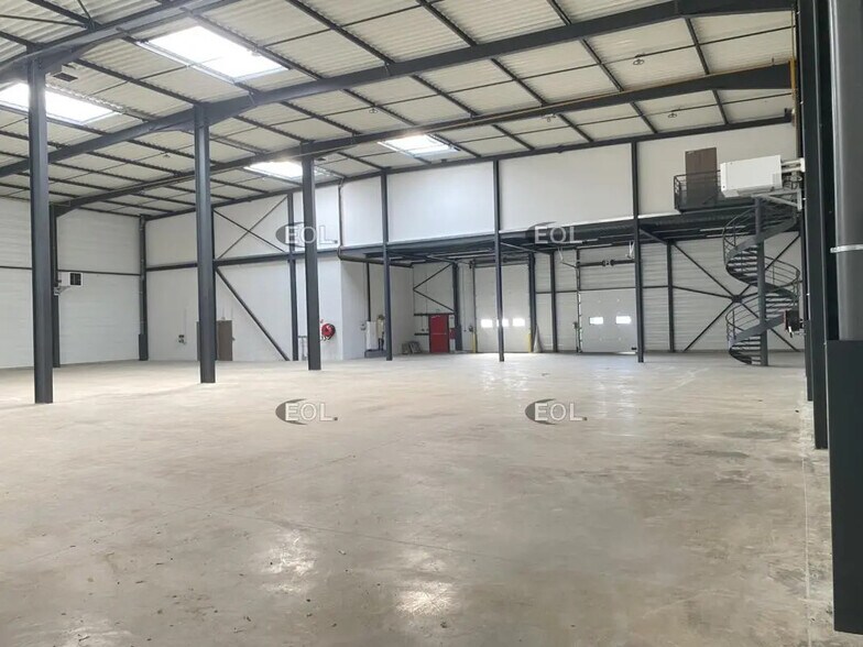 Industrial in Heyrieux for lease - Interior Photo - Image 3 of 14