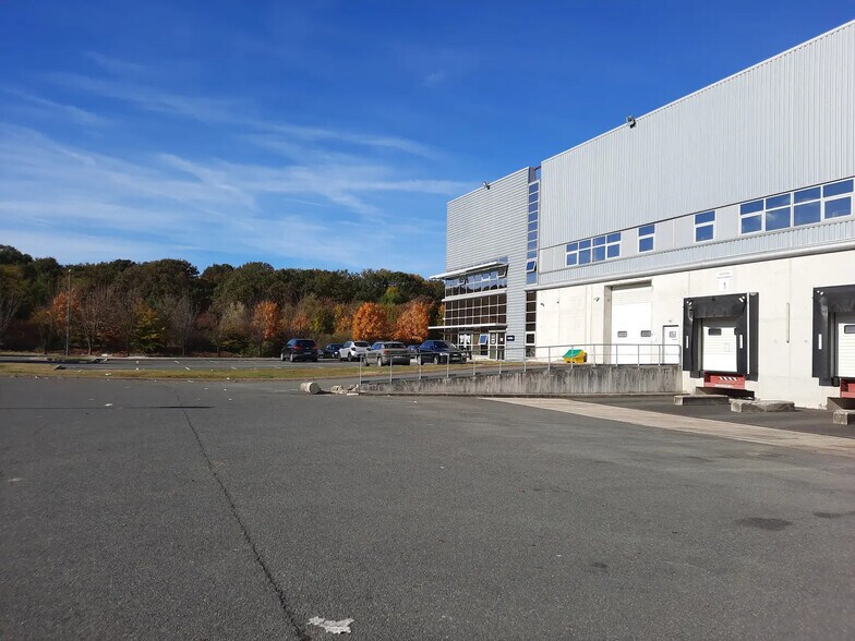 Industrial in Combs-la-Ville for lease - Building Photo - Image 2 of 3