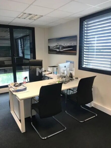 Flex in Vaulx-en-Velin for lease - Interior Photo - Image 3 of 8