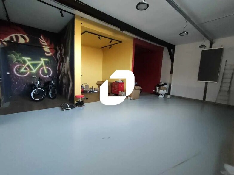 Flex in Versailles for lease - Interior Photo - Image 3 of 12