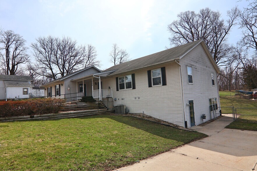 304 E State St, Albany, WI 53502