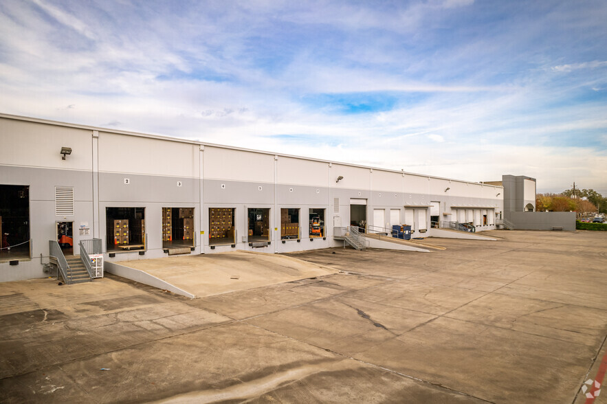 10650 W Airport Blvd, Stafford, TX for lease - Building Photo - Image 3 of 6