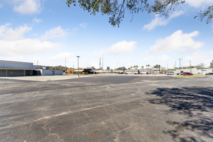 8621 White Bluff Rd, Savannah, GA for sale - Building Photo - Image 2 of 11