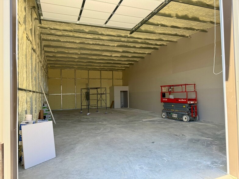 350 Stonetree Drive, Branson, MO for lease - Interior Photo - Image 3 of 5