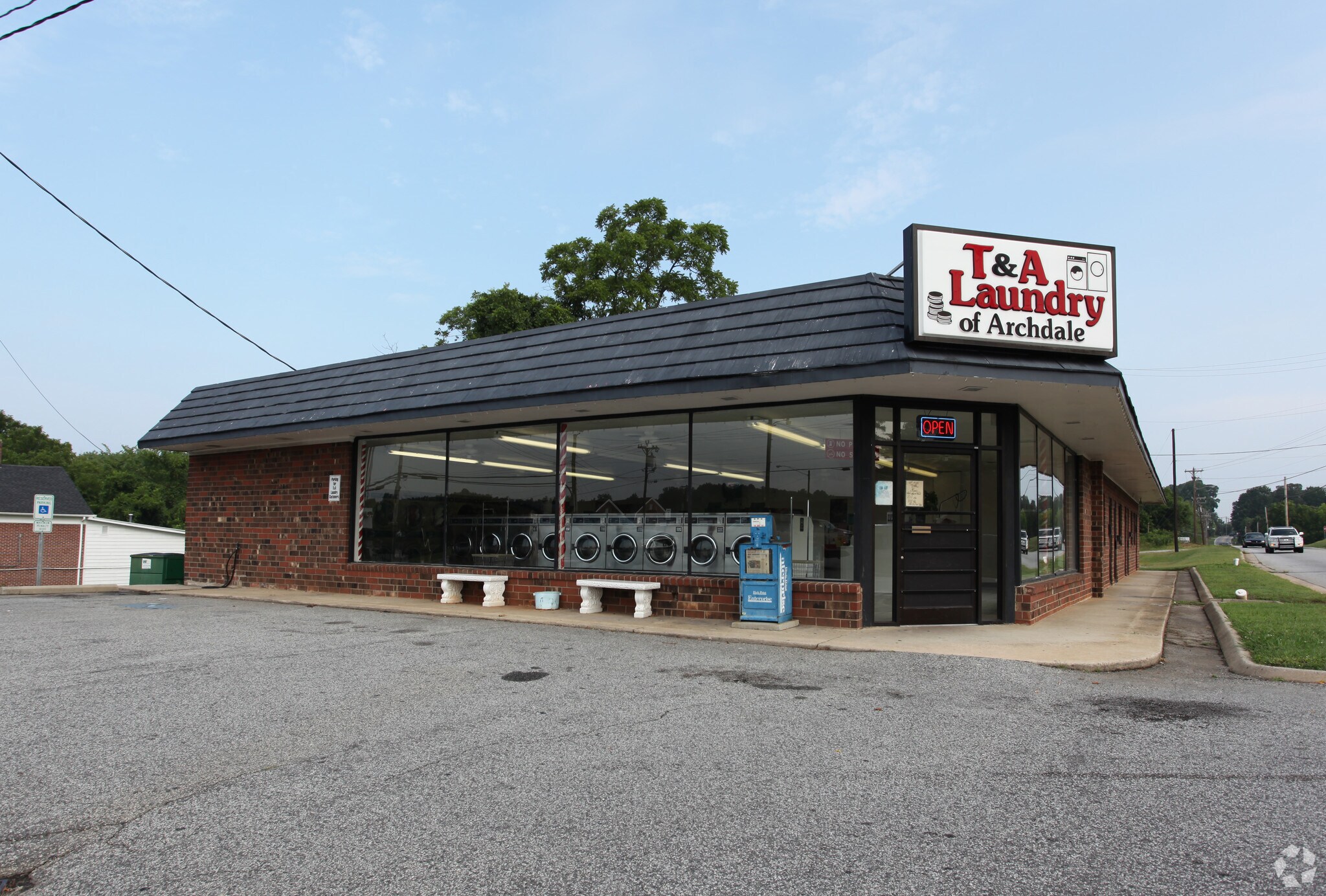 302 Trindale Rd, High Point, NC for sale Primary Photo- Image 1 of 1