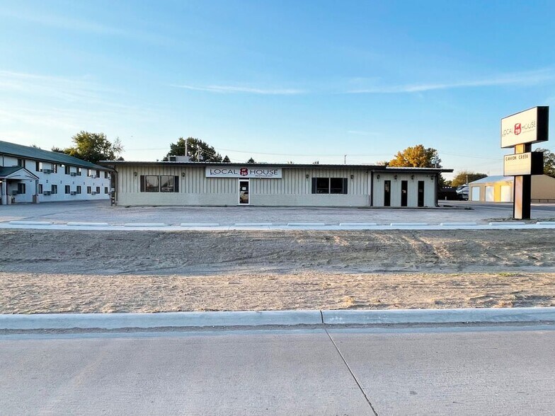 1013 E 4th St, Ainsworth, NE 69210 Highway 20 Commercial Building
