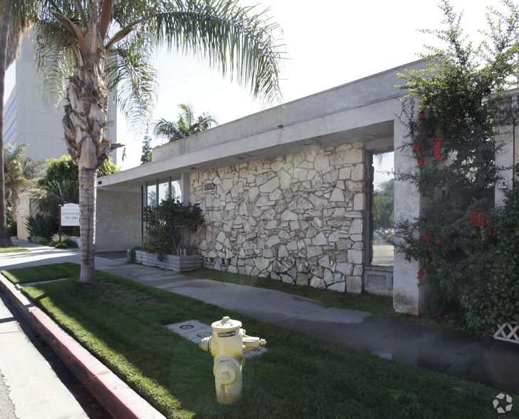 10906 Riverside Dr, North Hollywood, CA for sale - Building Photo - Image 3 of 7