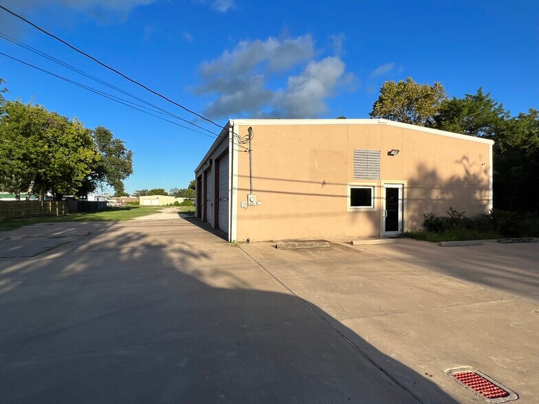 715 Shanks St, Clute, TX 77531