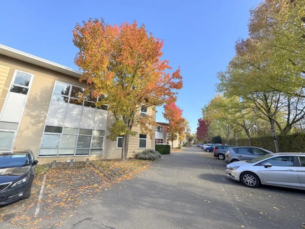 Flex in Voisins-le-Bretonneux for lease Building Photo- Image 1 of 23