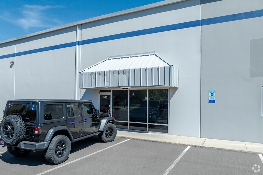 940-992 Spice Island Dr, Sparks, NV for lease - Building Photo - Image 2 of 5