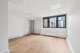 Office in Saint-Mandé for lease Interior Photo- Image 2 of 5
