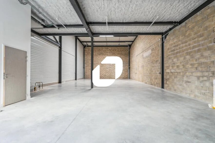 Office in Lieusaint for lease - Interior Photo - Image 2 of 11