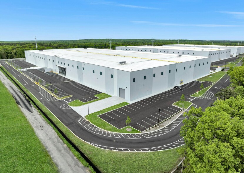 Long Island Expy, Medford, NY for lease - Building Photo - Image 1 of 26