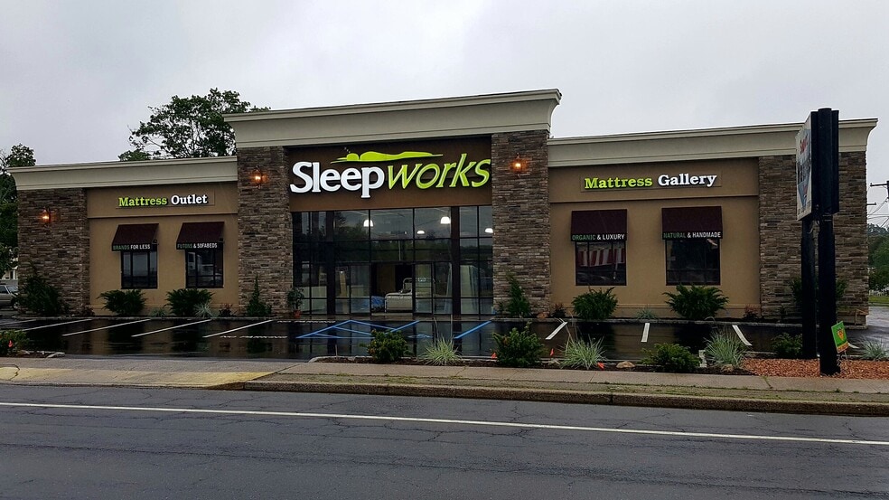 1696 Sunrise Hwy, Bay Shore, NY for lease - Building Photo - Image 2 of 6