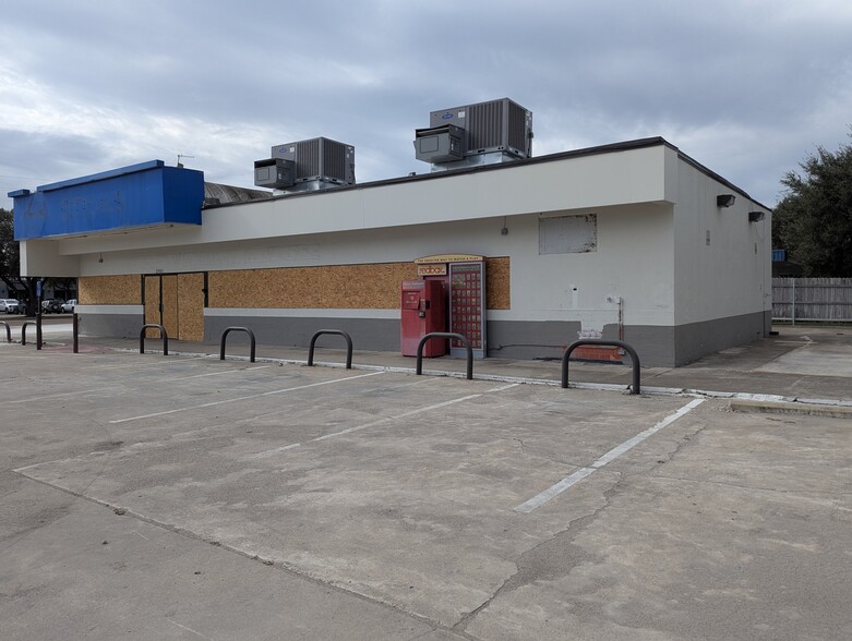 2501 N Ben Jordan St, Victoria, TX for lease - Building Photo - Image 2 of 3