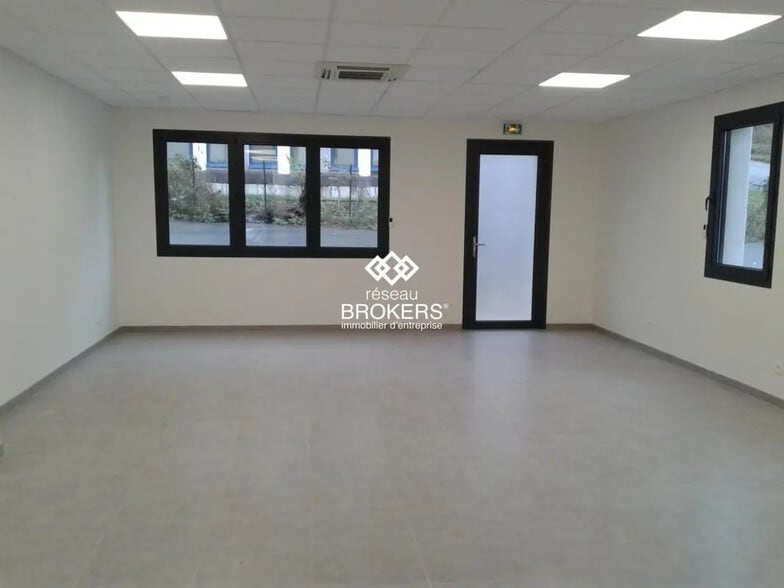 Office in Tresserve for lease - Interior Photo - Image 2 of 4