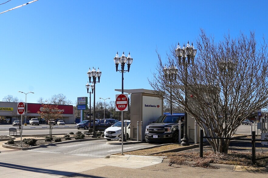 300 Ennis, Ennis, TX for sale - Primary Photo - Image 1 of 1