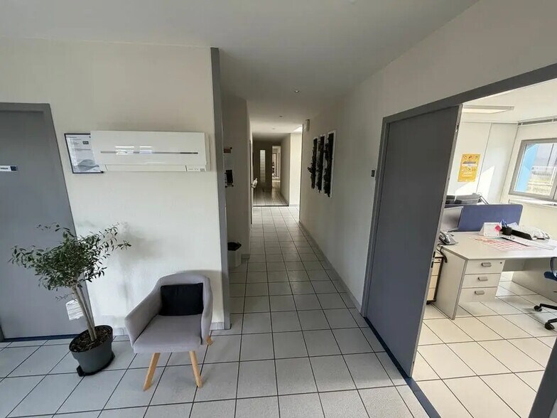 Flex in Valence for sale - Building Photo - Image 3 of 9