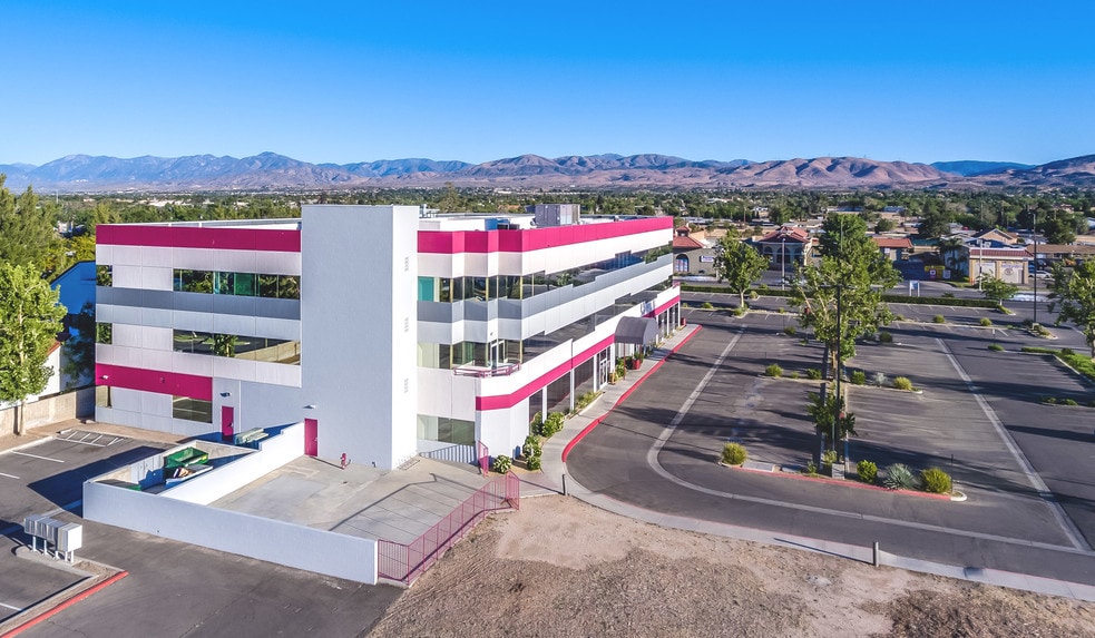 1529 E Palmdale Blvd, Palmdale, CA for sale - Building Photo - Image 2 of 17