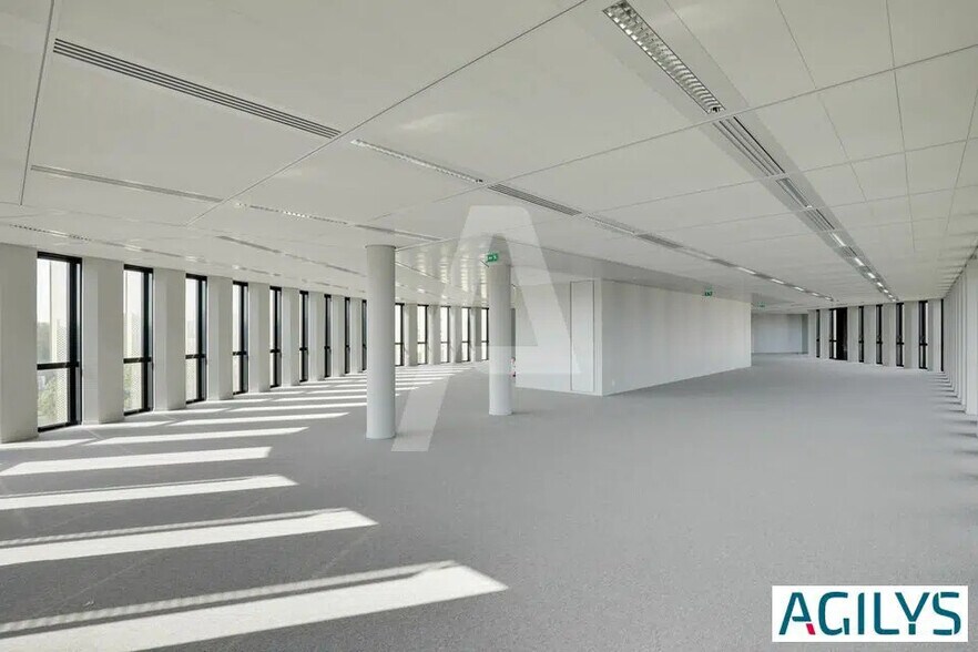 Office in Massy for lease - Building Photo - Image 3 of 15