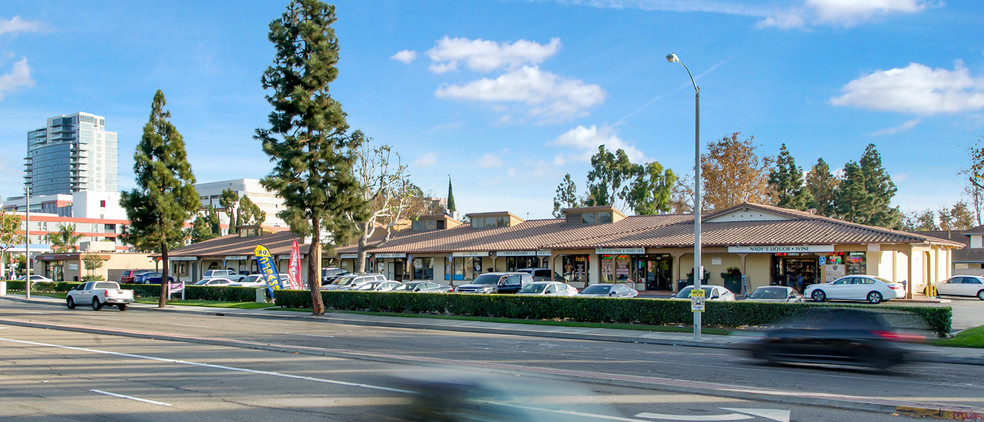 110-140 W MacArthur Blvd, Santa Ana, CA for lease - Building Photo - Image 2 of 5