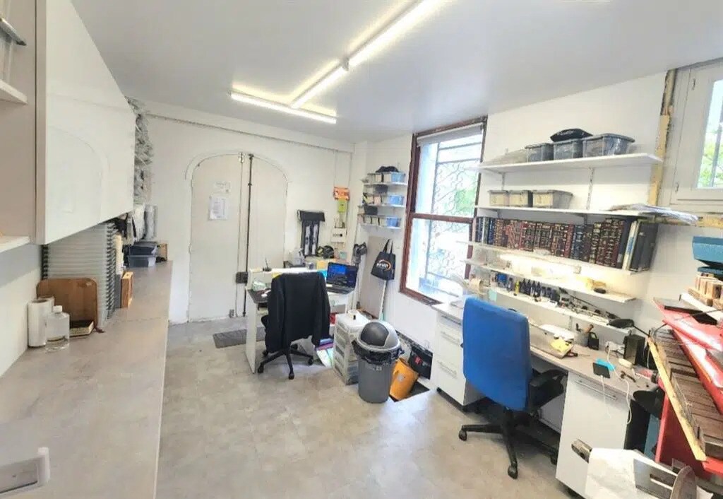 Retail in Paris for lease Interior Photo- Image 1 of 5