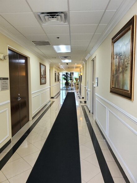 6499 NW Powerline Rd, Fort Lauderdale, FL for lease - Lobby - Image 2 of 15