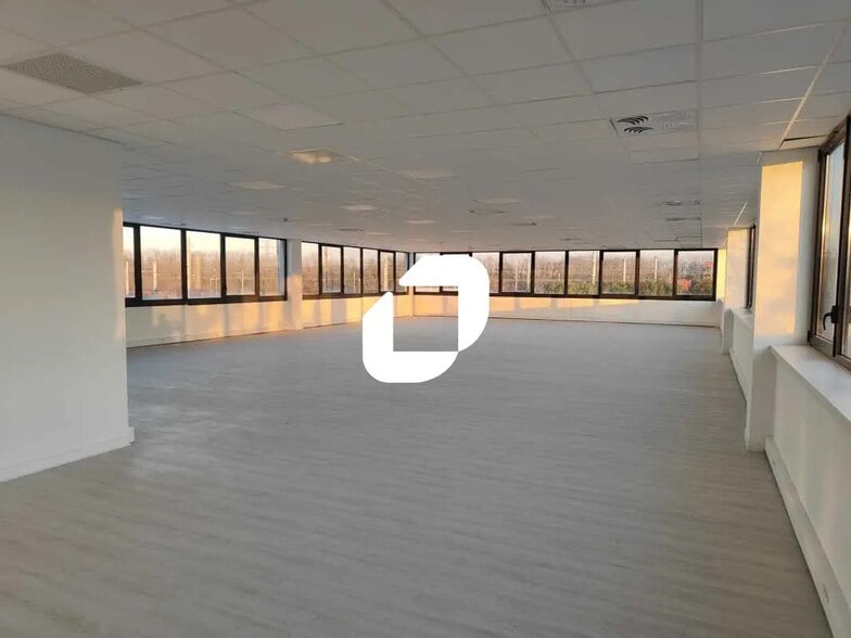 Office in Gennevilliers for sale - Building Photo - Image 2 of 9