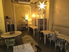 Retail in Barcelona, Barcelona for lease Interior Photo- Image 2 of 13