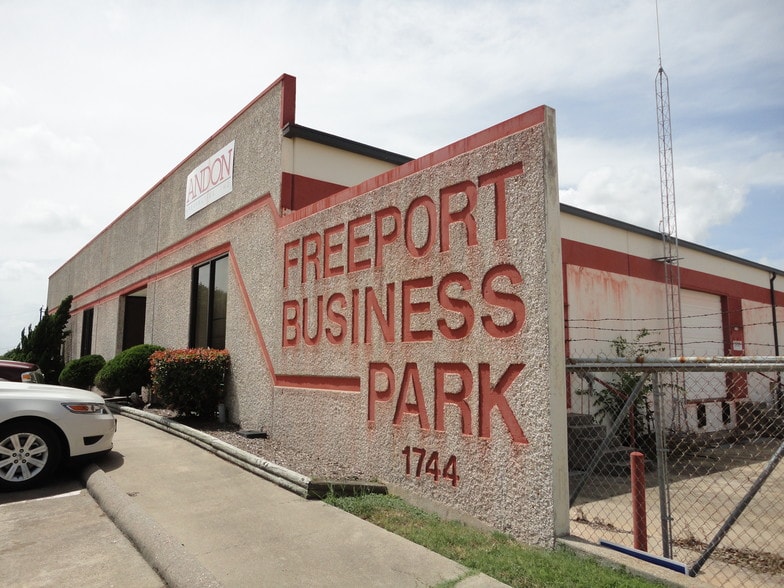 1740 W 4th St, Freeport, TX for sale - Primary Photo - Image 1 of 1