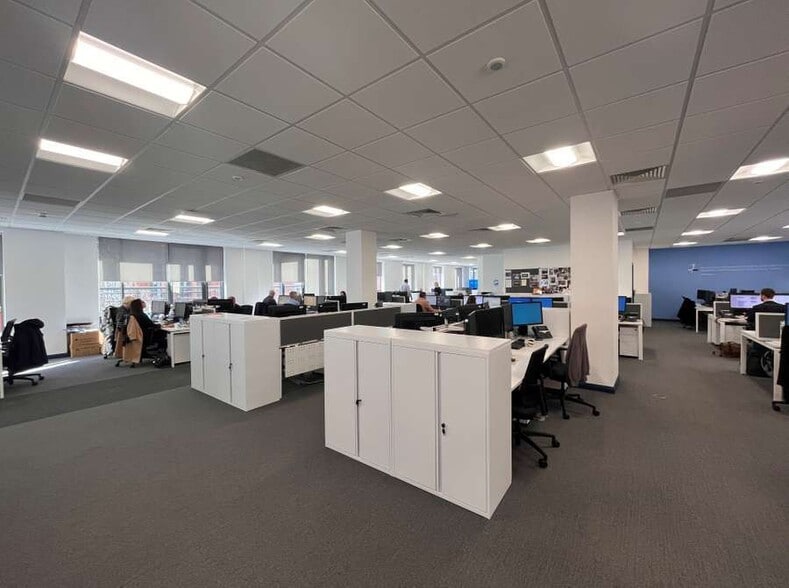 24-26 Adelaide St, Belfast for sale - Interior Photo - Image 3 of 5